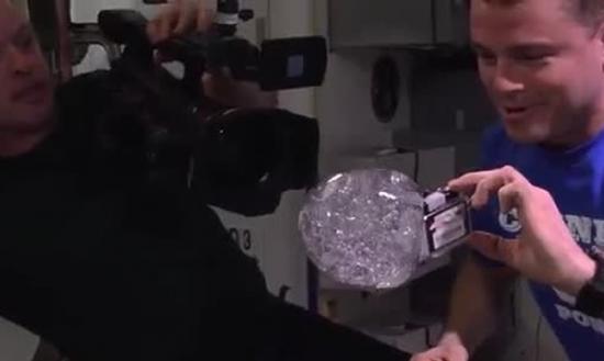 太空人把相机放入水滴中