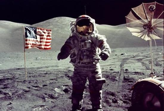 站在月球表面的美国宇航员