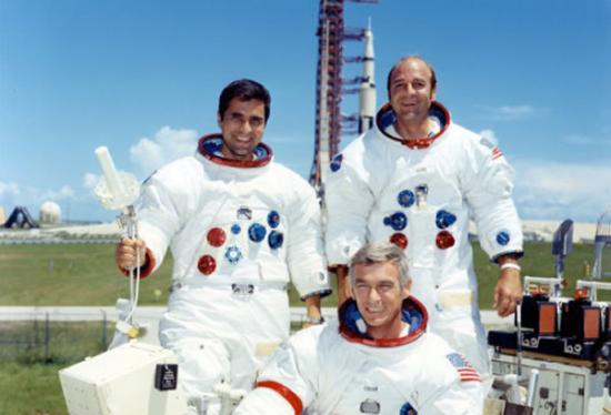阿波罗17号的乘员组：指令长尤金・塞尔南，指令/服务舱驾驶员罗纳德・埃文斯以及登月舱驾驶员哈里森・施密特。