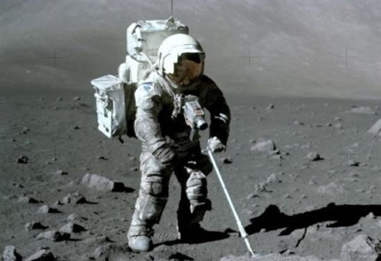 宇航员在月面考察