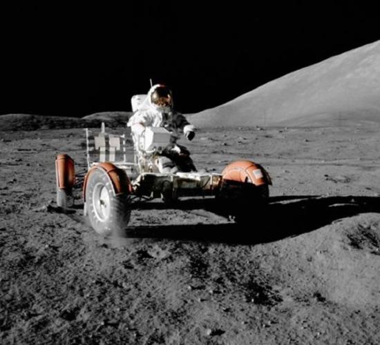 驾驶月球车在月球表面行驶