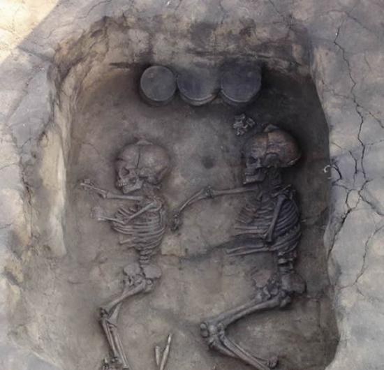 研究人员指出，两具尸骨死亡时间不一致，是死后有意被摆放成拥抱姿式，或者将死者手拉在一起。
