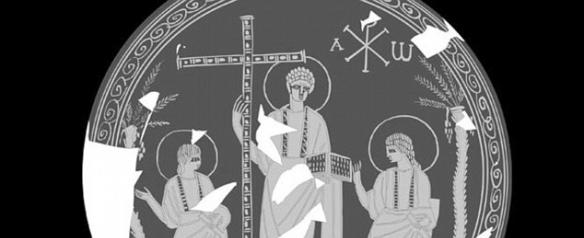 专家拆解玻璃碟中的耶稣(中)身穿托加长袍，身旁为其2名门徒。