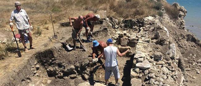 考古学家在克里米亚发现古墓 墓壁雕有古希腊神像