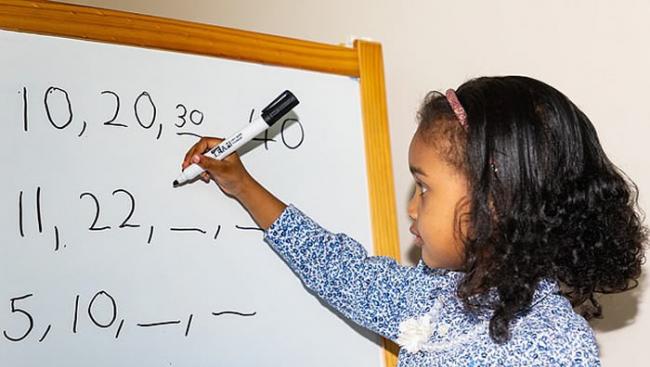 英国4岁女童阿兰娜・乔治成为天才组织门萨(Mensa)最年轻成员 智商达140分