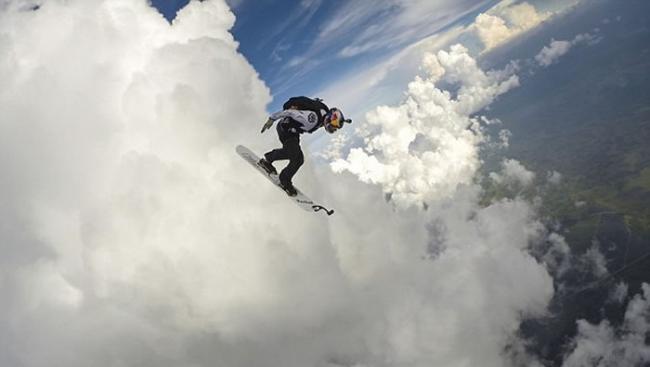 美国冲浪式跳伞专家Sean MacCormac3000米高空穿越雷雨