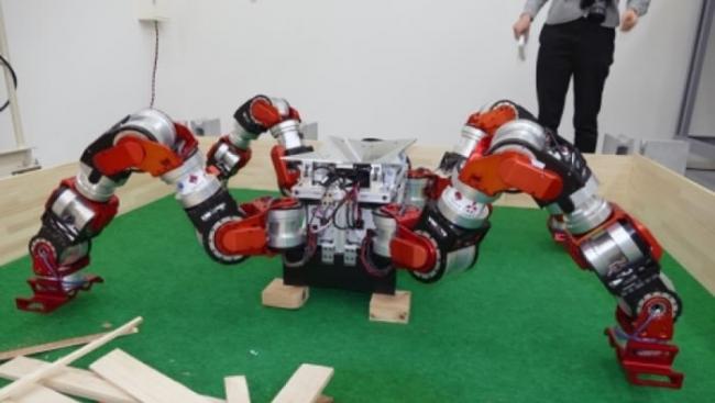 机器人有多个关节部分，能够活动自如。