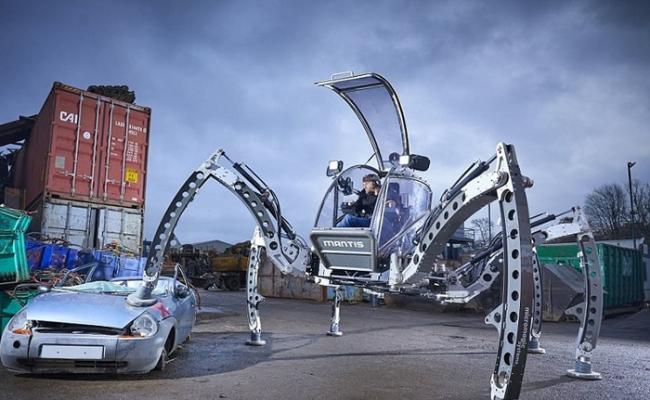 登顿建造的六足机器人，犹如一只钢铁昆虫。