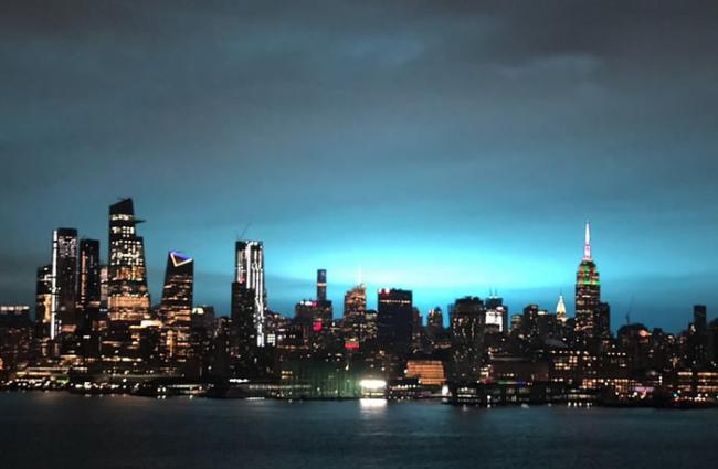美国纽约夜空突然出现诡异蓝色光芒 不是外星人是变压器爆炸