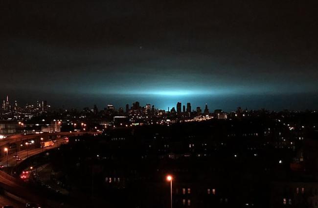 美国纽约夜空突然出现诡异蓝色光芒 不是外星人是变压器爆炸