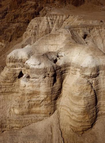 1947年一名贝都因的牧羊人发现了第一批包含900份文字手稿的死海卷轴。它们分别被发现于靠近以色列谷木兰附近的11个山洞里。