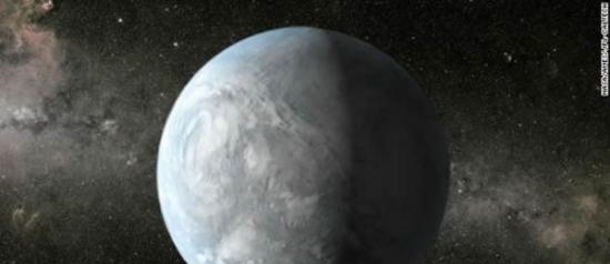 这是系外行星Kepler-62e的示意图，这颗行星被认为位于宜居带范围内，它的“太阳”比我们的太阳更小，温度也更低，距离我们大约1200光年，位于天琴座