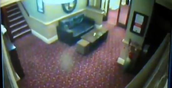 英国酒吧闹鬼：监控拍到一团白色烟雾从地板冒出后向上飘浮到天花板