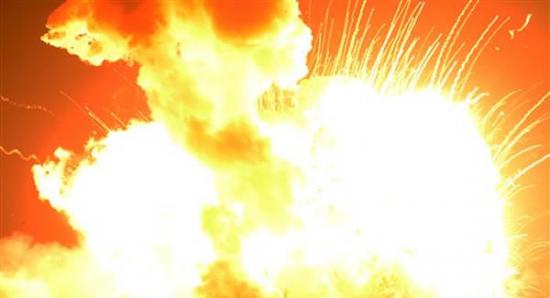 爆炸威力强劲，火箭化为一个巨大火球。