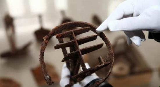 隆化县民族博物馆的工作人员在展示首次发现的金元时期烙马印
