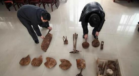 隆化县民族博物馆的工作人员在展示出土的部分金元时期铁器
