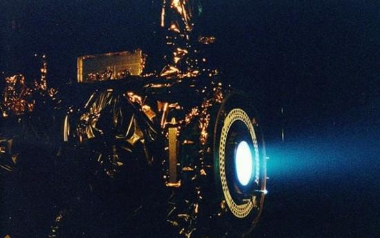 美国宇航局JPL实验室测试“深空一号”离子推进器