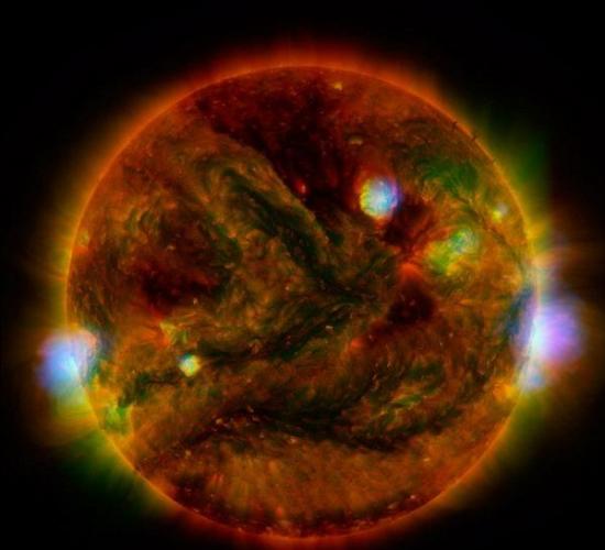 基于核区分光望远镜阵列（NuSTAR）观测数据合成图像显示太阳犹如一颗巨大橙色弹珠。