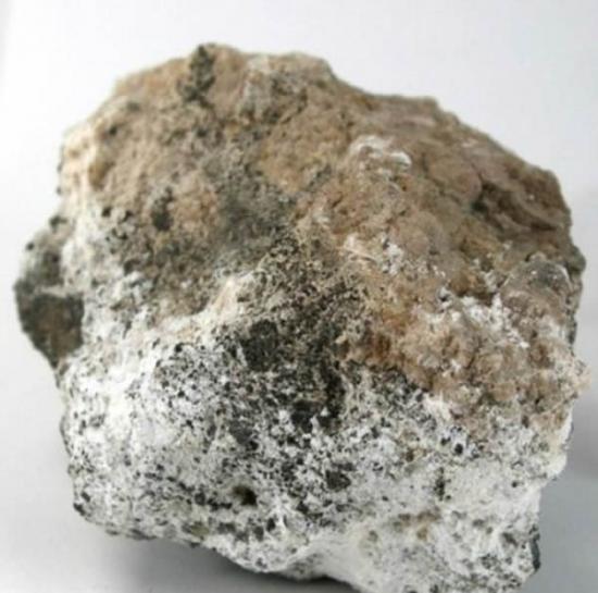 科学家发现地球上最早期的微生物能够形成这种矿物，说明火星上也可能出现过类似微生物，形成这种粘土矿物。照片中，澳大利亚国立大学的琳达-摩尔模式正在采集微生物样本。