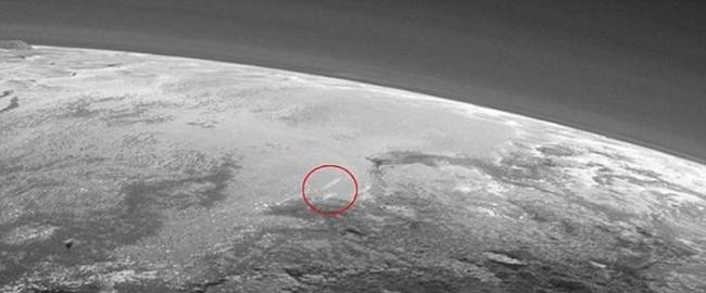 美国科罗拉多州西南研究院的约翰-斯宾塞指出，图中可看到冥王星上空存在着云层。如果冥王星有云层，将意味着存在一个活跃周期，类似于地球水循环或者土卫六甲烷循环。