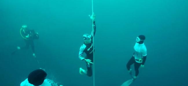 一口气潜122米 新西兰男子William Trubridge刷新自由潜水世界纪录