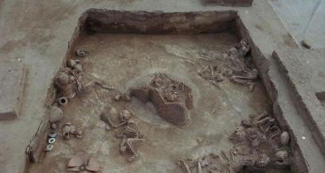 2000年时在喇家遗址挖掘出的因地震身亡的窑洞F4中的14具罹难者骨架。