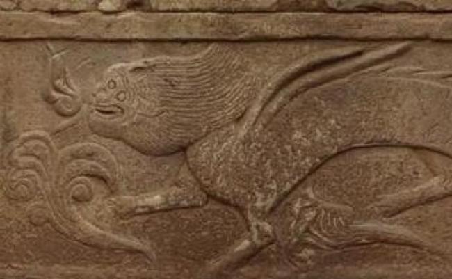 考古人员指，宋代墓室内通常是左青龙右白虎，而南宋的动物雕刻常常较瘦。