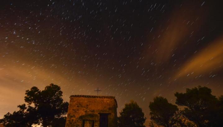 英仙座流星雨在每年的8月12及13日达到高峰，因为这时地球正好通过一颗彗星的残骸区。在这张长曝照片中拖曳出星轨的英仙座流星雨有时被称为「圣罗伦斯的眼泪」，因为圣