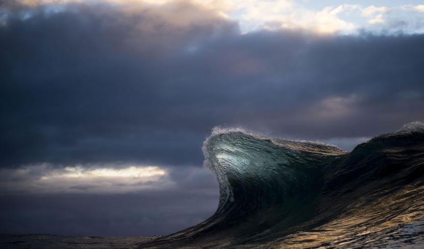 海浪打落海床时产生海啸波，令地球出现震荡及发出嗡嗡声。