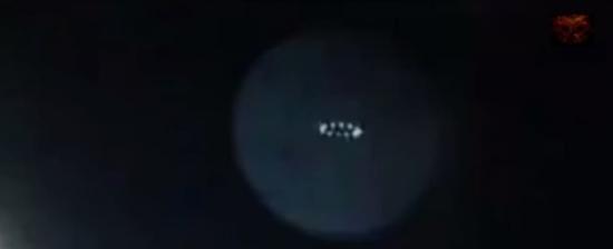 美国德州夜空惊现发光UFO盘旋？