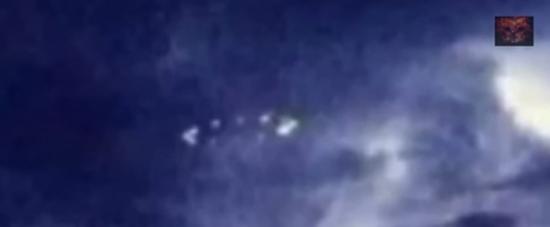 美国德州夜空惊现发光UFO盘旋？