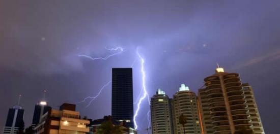 乌拉圭首都闪电划破夜空场面壮观