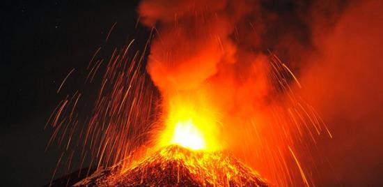 2013年11月16日，欧洲最活跃的活火山埃特纳火山喷发岩浆。
