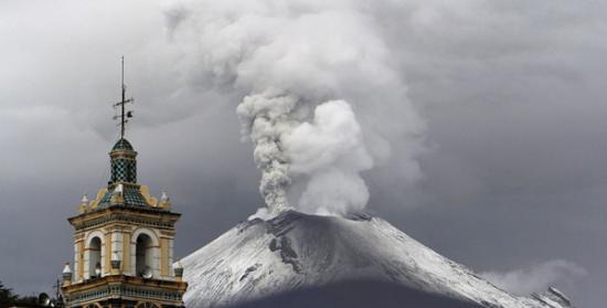 2013年7月7日，一股从墨西哥波波卡特佩特火山喷出的火山灰和蒸汽遮蔽住了圣地亚哥的天主教堂。
