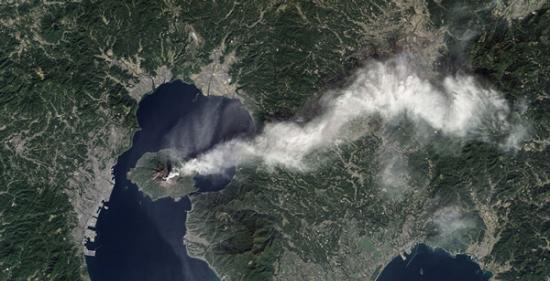 2013年11月23日，日本吉马火山喷发的火山灰弥漫在九州岛上空。吉马火山目前是日本最活跃的火山，每年喷发数百次，这些喷发通常都很小，但是大型喷发的火山灰可能高