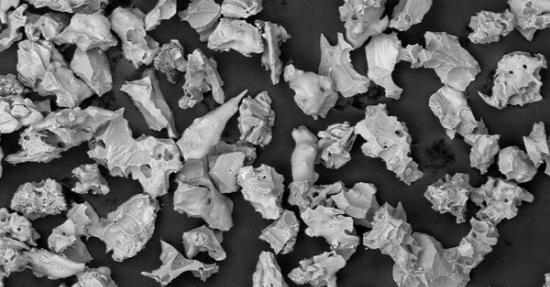 电子显微镜下的巴普洛夫火山灰颗粒，几乎完全由多孔玻璃粒子和一些晶体组成，粒子的直径最长约为200微米。