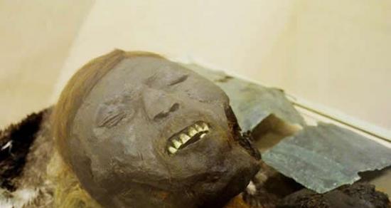 西伯利亚发现戴着铜面孔的千年木乃伊尸体，考古学家在尸体旁还发现波斯碗，证明西伯利亚曾是古代商贸重地。