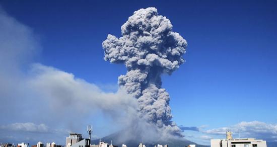 2013年8月18日，火山灰巨浪从日本九州岛南部鹿儿岛的樱岛火山上空翻腾而起。这是樱桃火山今年第500次喷发，它也是日本最活跃的火山之一。