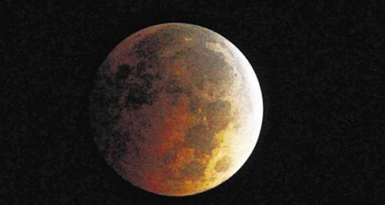 在美国科罗拉多夜幕上高挂的血月，地上的人肉眼都能看见月亮呈红色
