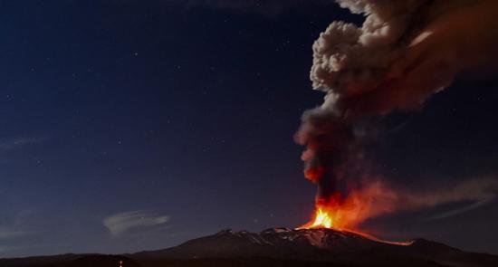 2013年11月16日，埃特纳火山喷发，岩浆、火山灰和火山气体在上空翻腾。