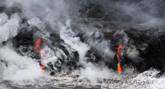 2013年5月2日，夏威夷群岛第一大岛的基拉韦厄火山连续喷发。岩浆从12公里(7.5英里)长的圆锥形喷射出来，涌入大海支流。熔岩由于海浪的冷却和拍击变成了碎片，