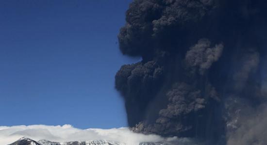 2013年11月23日，火山灰和火山气体从欧洲最高的活火山――埃特纳火山翻腾而起。