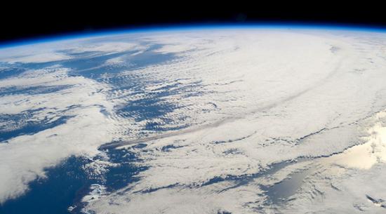 2013年5月18日，由国际空间站宇航员拍摄到的位于阿拉斯加阿留申岛弧的巴普洛夫火山。巴普洛夫火山于五日前开始喷发，喷出的火山灰云高达2万英尺(6000米)。