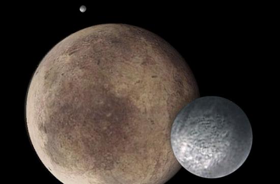 冥王星在2006年被降格为“矮行星”。图为画家笔下的冥王星及其卫星。