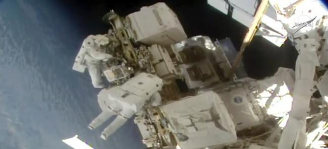 科克和黑格携手完成换电池的太空漫步任务。