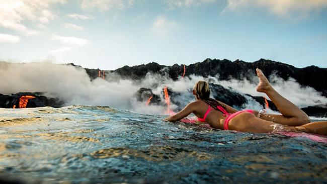 岩浆身后追赶 美国夏威夷女子Alison Teal成为首位在火山爆发下滑浪的人