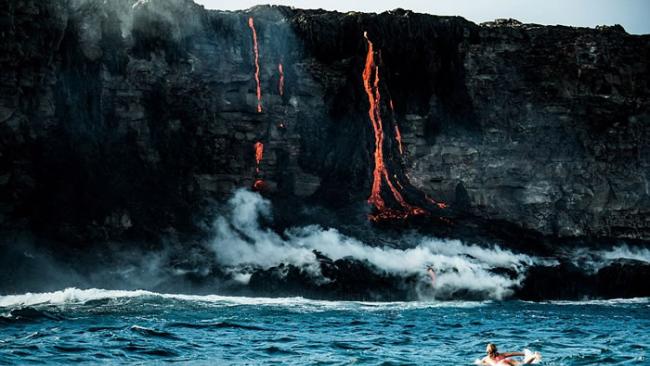 岩浆身后追赶 美国夏威夷女子Alison Teal成为首位在火山爆发下滑浪的人
