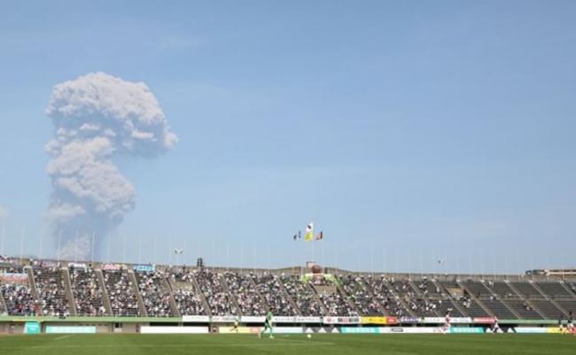 日本九州南部的樱岛火山昨日下午发生大规模喷发
