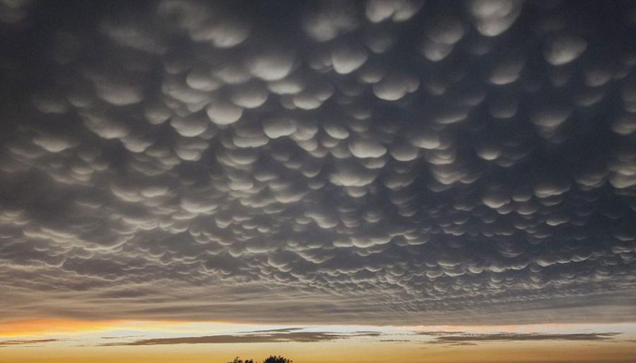 美国内布拉斯加州的风暴追逐者拍摄的“乳房云”