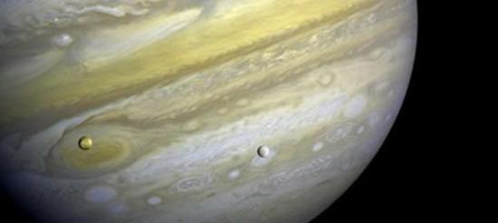 旅行者1号给木星拍摄的照片，照片上还出现了木星的两颗卫星，还发现木星著名的“大红斑”是个巨型风暴。